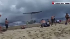VIDEO Mai mulți turiști din Caraibe au fost zburați de suflul avionului care decolează. Autoritățile au avertizat asupra riscurilor